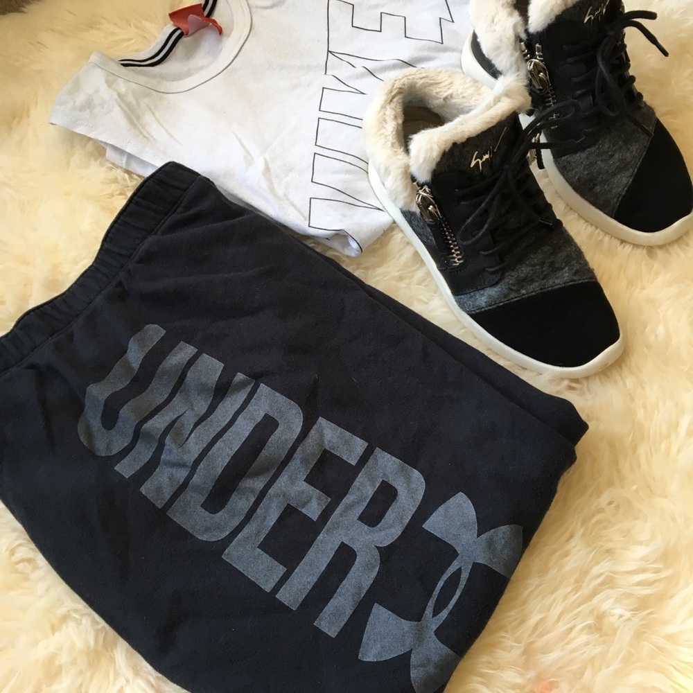 ❌sold Under armour crop sweat pants